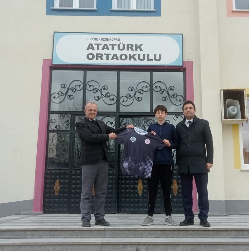 Uzunköprü Kaymakamlığı'ndan Ortaokullara 'Mahalle Ligi' Forma Desteği - Görsel 5
