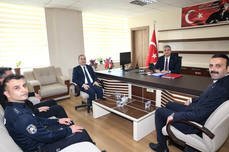 Vali Mustafa Yavuz, Karaisalı Jandarma ve Emniyet Müdürlüklerini Ziyaret Etti - Görsel 2