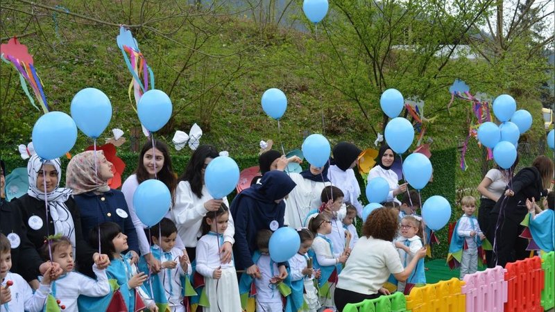 Yomra'da Otizm Farkındalığı İçin Mavi Balonlar Gökyüzüyle Buluştu