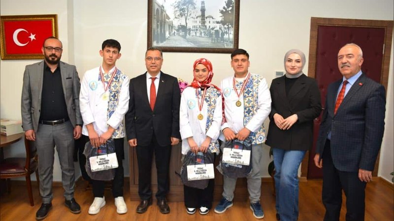 Yozgat Fatih MTAL Öğrencileri, Gastronomi Yarışması'nda Bronz Madalya ile İl Milli Eğitim Müdürlüğü'nü Ziyaret Etti
