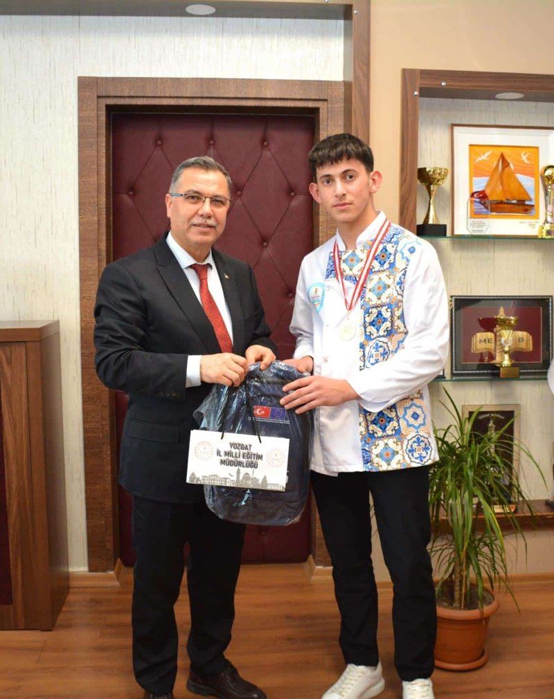 Yozgat Fatih MTAL Öğrencileri, Gastronomi Yarışması'nda Bronz Madalya ile İl Milli Eğitim Müdürlüğü'nü Ziyaret Etti - Görsel 4