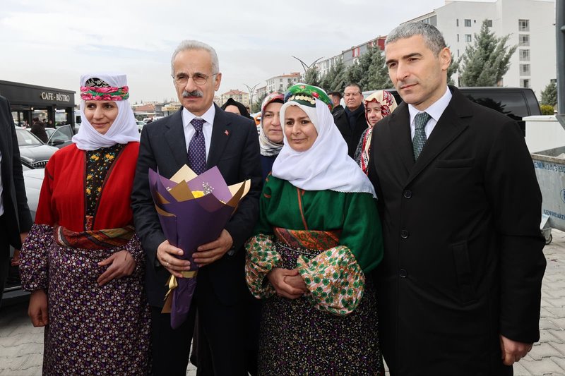 Afyonkarahisar'da Ulaşım Ağını Güçlendiren Önemli Projeler Açıldı ve Temeli Atıldı - Görsel 2