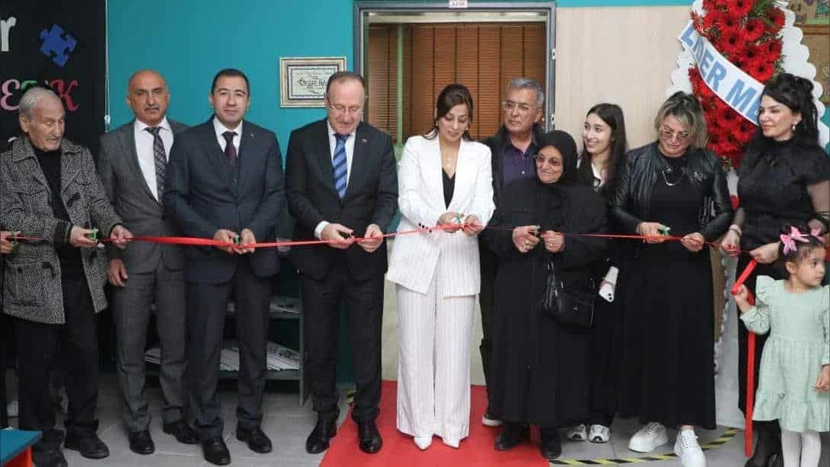 Antalya'da 'Suzan Teyze Kütüphanesi' Miniklerle Buluştu