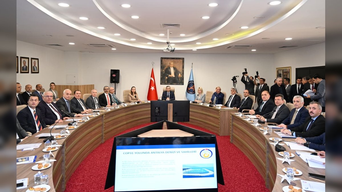 Antalya Valiliği'nden "Mavi Akdeniz" İnisiyatifi: Kıyıların ve Deniz Ekosisteminin Korunması İçin Kapsamlı Toplantı