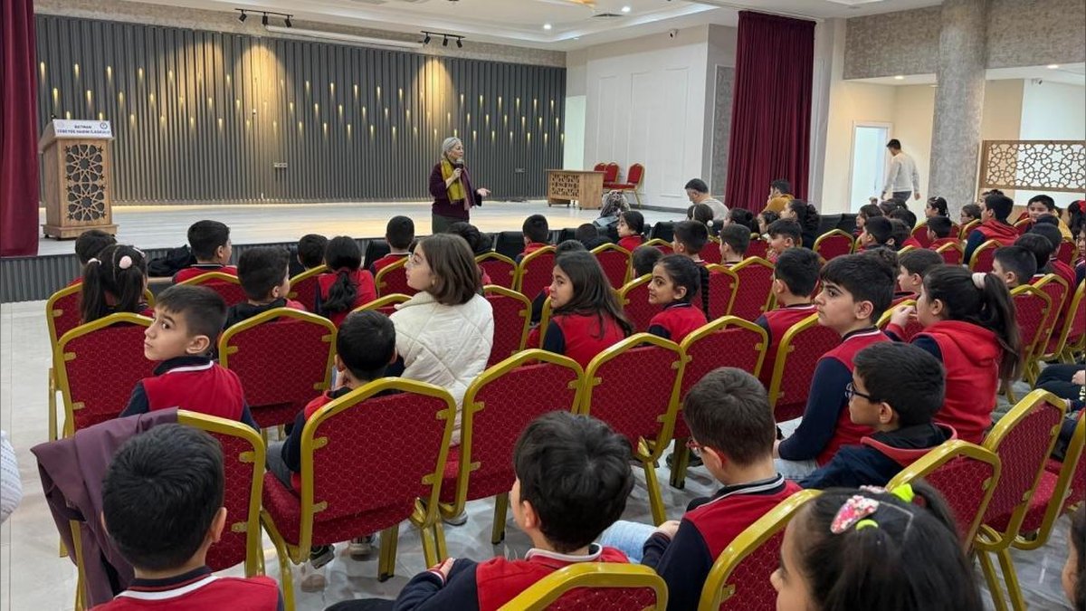 Batman İl Milli Eğitim Müdürü, 'Batman Okuyor' Kapsamında Yazar Hale Gökalpsezer ile Öğrencileri Buluşturdu