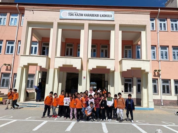 Batman İl Milli Eğitim Müdürü, 'Batman Okuyor' Kapsamında Yazar Hale Gökalpsezer ile Öğrencileri Buluşturdu - Görsel 4