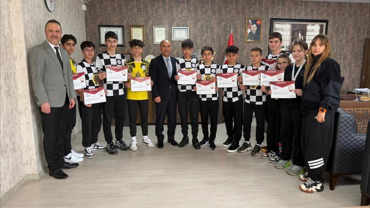 Bayraklı'da Futsal Coşkusu: Nedret İlhan Keten Ortaokulu İl Birincisi Oldu