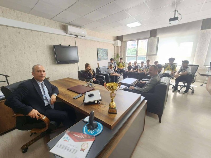 Bayraklı'da Futsal Coşkusu: Nedret İlhan Keten Ortaokulu İl Birincisi Oldu - Görsel 2