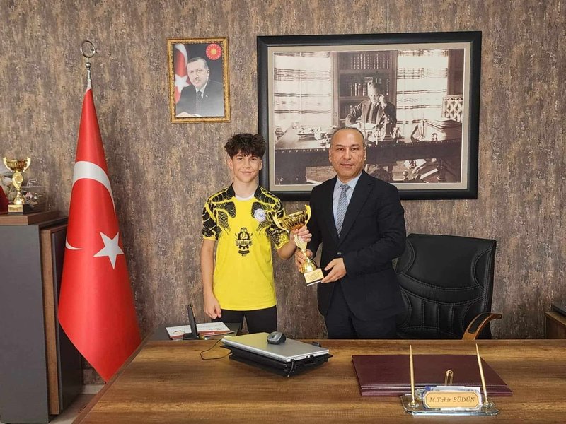 Bayraklı'da Futsal Coşkusu: Nedret İlhan Keten Ortaokulu İl Birincisi Oldu - Görsel 3