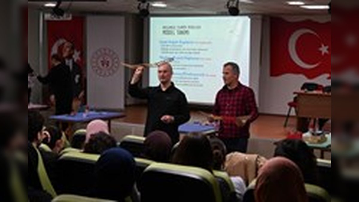Edirne Gençlik ve Spor İl Müdürlüğü'nden Genç Kanatlar Projesi: Üniversite Öğrencileri Ortaokul ve Liselilere Havacılık Eğitimi Verecek