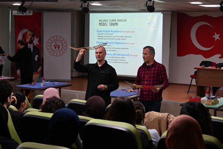 Edirne Gençlik ve Spor İl Müdürlüğü'nden Genç Kanatlar Projesi: Üniversite Öğrencileri Ortaokul ve Liselilere Havacılık Eğitimi Verecek - Görsel 2