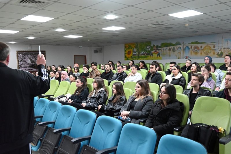 Edirne Gençlik ve Spor İl Müdürlüğü'nden Genç Kanatlar Projesi: Üniversite Öğrencileri Ortaokul ve Liselilere Havacılık Eğitimi Verecek - Görsel 4