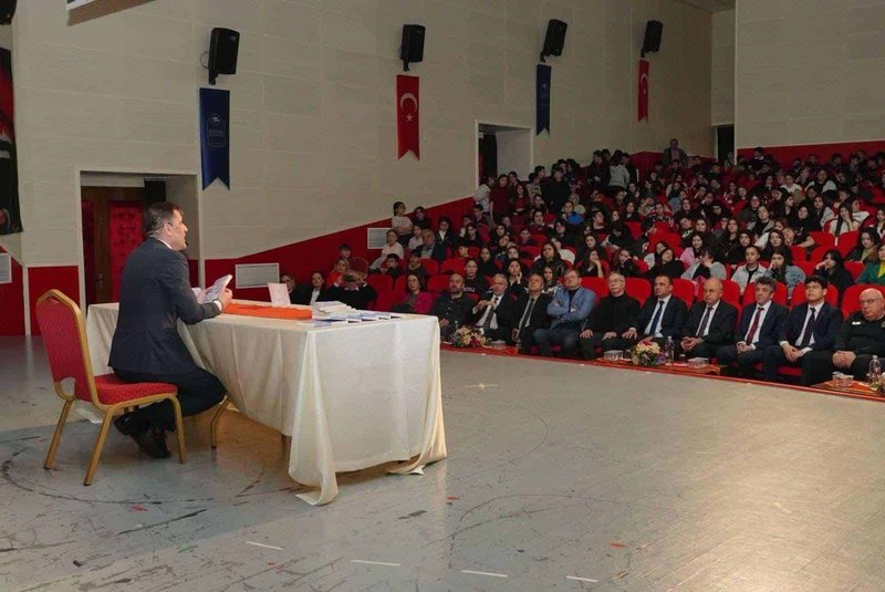 Fatsa'da Öğrencilerle Yazar Buluşması: 'Okuyan Nesil, Güçlü Gelecek' Projesi - Görsel 2