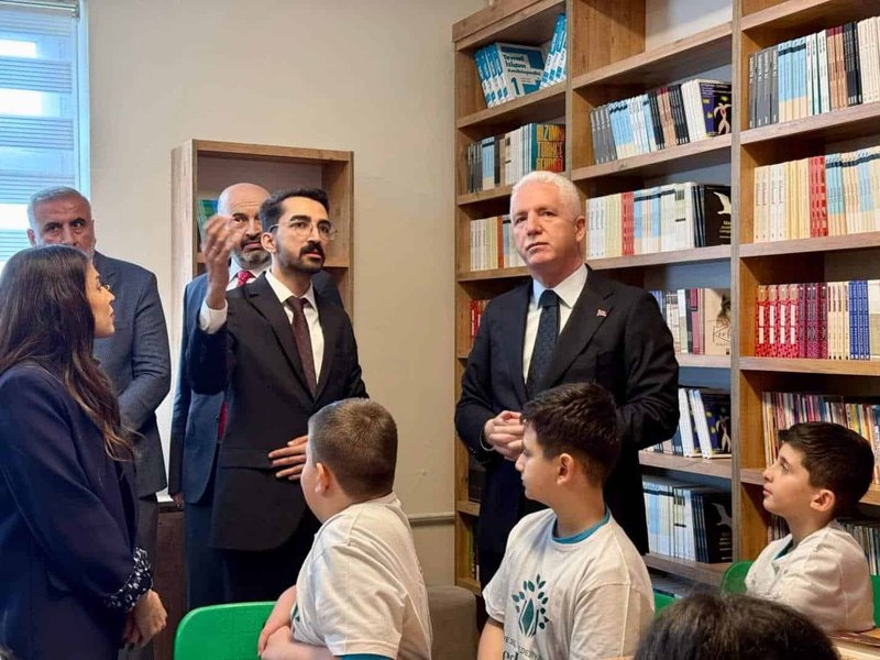İstanbul Valisi Davut Gül, Sultangazi'de 'Ben Okuyorum İstanbul Okuyor' Projesi Kapsamında Okuma Alanları Açtı - Görsel 3
