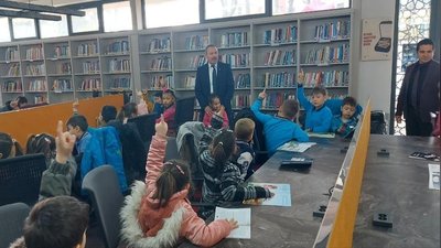 İvrindi'de Kütüphane Haftası: Minik Öğrenciler Halk Kütüphanesini Ziyaret Etti
