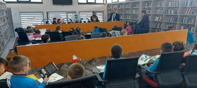 İvrindi'de Kütüphane Haftası: Minik Öğrenciler Halk Kütüphanesini Ziyaret Etti - Görsel 3