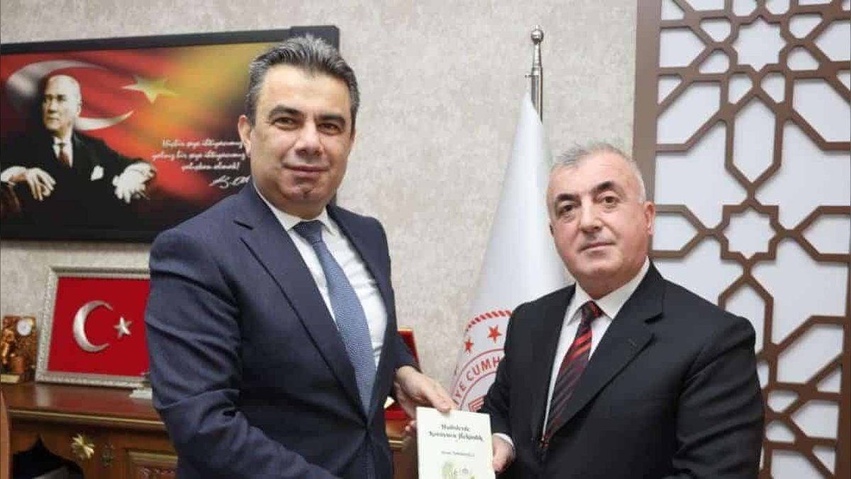Kastamonu İl Milli Eğitim Müdürü Hasan Gümüş'e Kitap Takdimi