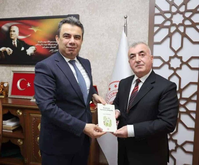 Kastamonu İl Milli Eğitim Müdürü Hasan Gümüş'e Kitap Takdimi - Görsel 2