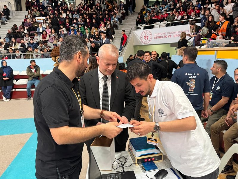 Kırıkhan Millî Eğitim Müdürü CEYLAN'dan Robot Yarışmalarına Katılan Öğrencilere Ziyaret - Görsel 2