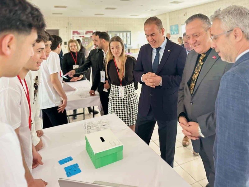 Mersin'de Genç Mucitler Geleceği Tasarlıyor: 12. TÜBİTAK Bilim Fuarı Açıldı - Görsel 4