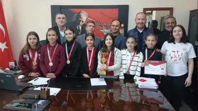 Mithatpaşa Ortaokulu Küçük Kız Cimnastik Takımı İl Şampiyonu Oldu