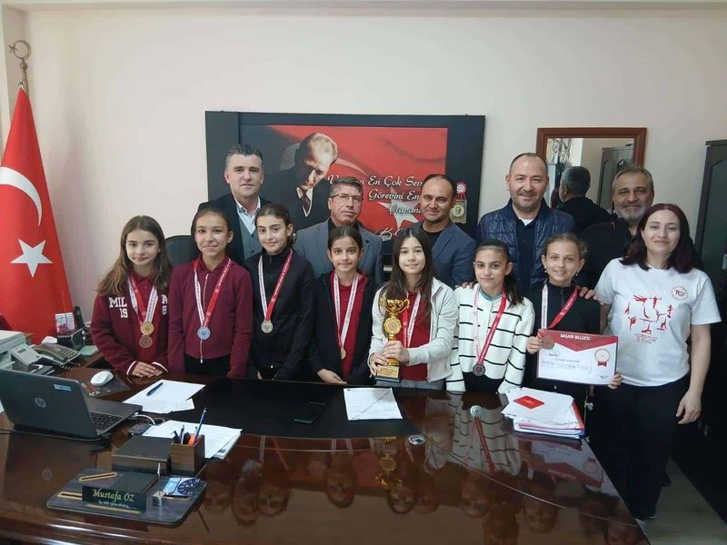 Mithatpaşa Ortaokulu Küçük Kız Cimnastik Takımı İl Şampiyonu Oldu - Görsel 4