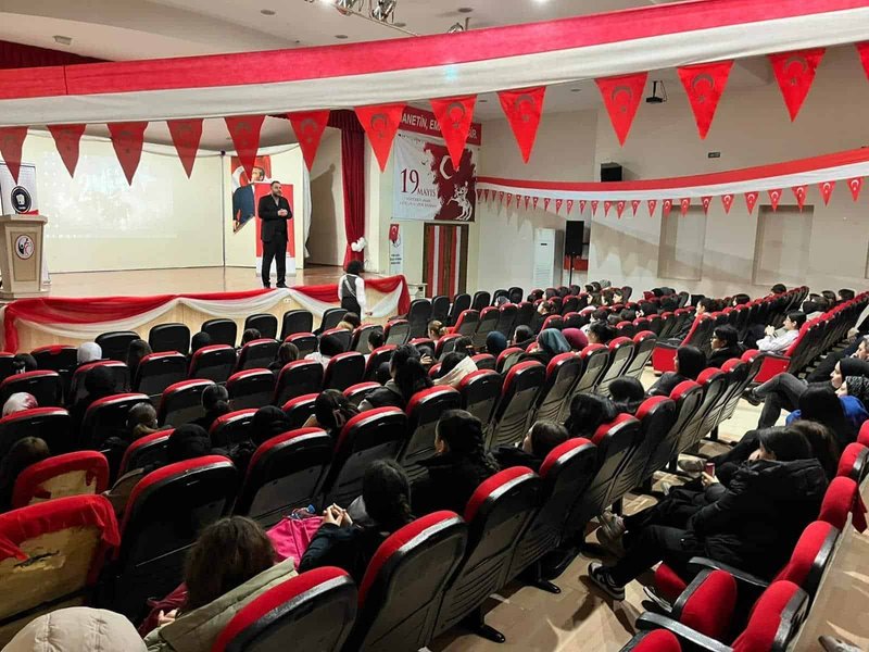 Samsun'da Kariyer Günü Etkinliği: Öğrencilere Meslek Yol Haritası Çizildi - Görsel 2