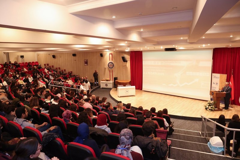 Dokuz Eylül Üniversitesi'nde Spor Fizyoterapistleri Derneği Bahar Sempozyumu Başladı - Görsel 2