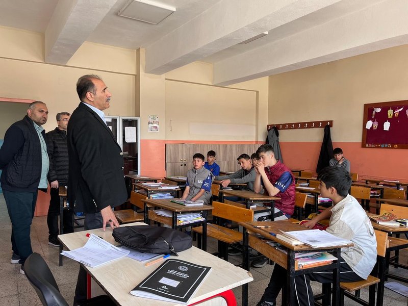 Iğdır İl Milli Eğitim Müdürü Tuzluca'da Öğrencilerle Buluştu: DYK Kursları ve Maarifin Kalbinde Çocuk Teması Vurgulandı - Görsel 2