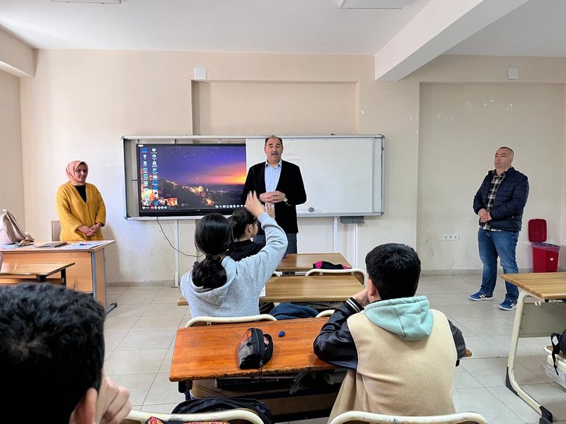 Iğdır İl Milli Eğitim Müdürü Tuzluca'da Öğrencilerle Buluştu: DYK Kursları ve Maarifin Kalbinde Çocuk Teması Vurgulandı - Görsel 3