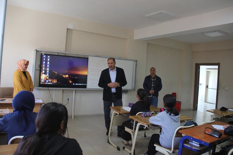 Iğdır İl Milli Eğitim Müdürü Tuzluca'da Öğrencilerle Buluştu: DYK Kursları ve Maarifin Kalbinde Çocuk Teması Vurgulandı - Görsel 4