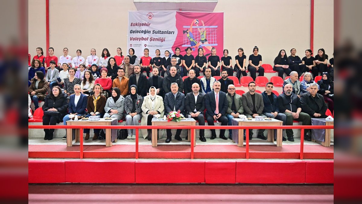 Vali Yılmaz ve Milli Voleybolcu Meryem Boz'dan Çocuk Evleri'ndeki Kız Çocuklarına Voleybol Şenliği