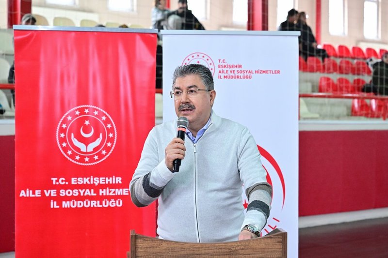 Vali Yılmaz ve Milli Voleybolcu Meryem Boz'dan Çocuk Evleri'ndeki Kız Çocuklarına Voleybol Şenliği - Görsel 2