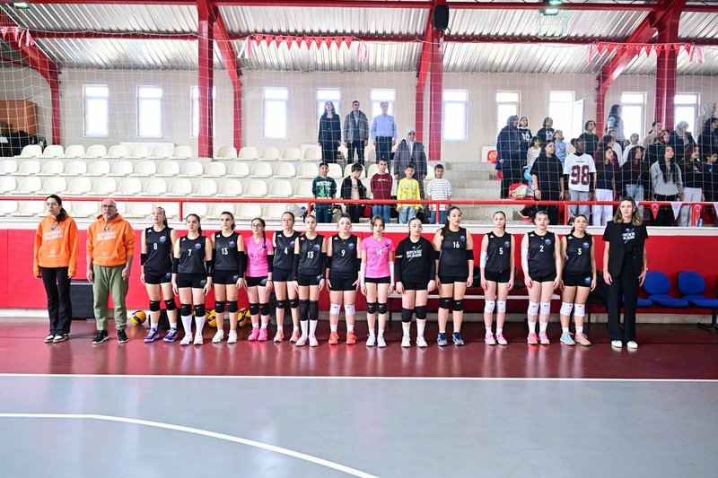 Vali Yılmaz ve Milli Voleybolcu Meryem Boz'dan Çocuk Evleri'ndeki Kız Çocuklarına Voleybol Şenliği - Görsel 3