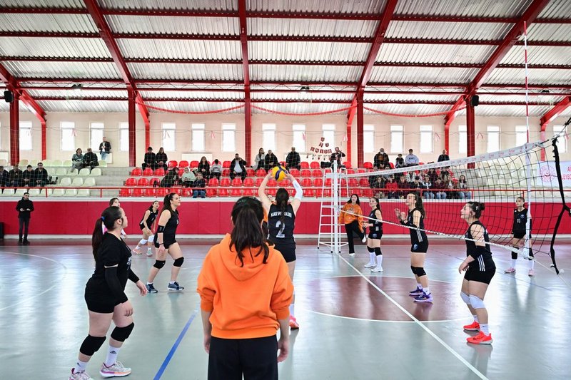 Vali Yılmaz ve Milli Voleybolcu Meryem Boz'dan Çocuk Evleri'ndeki Kız Çocuklarına Voleybol Şenliği - Görsel 4