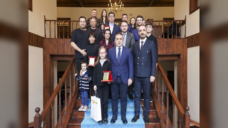 Bilecik Valisi Sözer, 62. Kütüphane Haftası Kapsamında "Yılın Okuru" Ödüllerini Takdim Etti