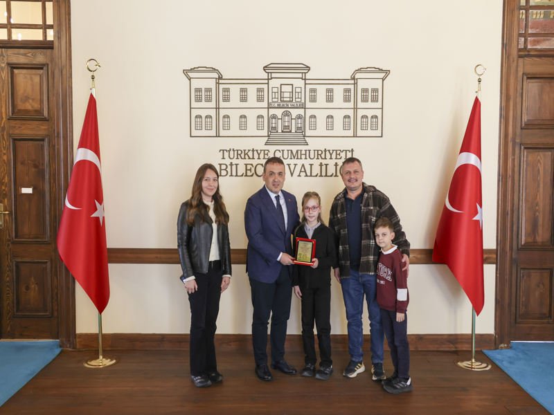 Bilecik Valisi Sözer, 62. Kütüphane Haftası Kapsamında "Yılın Okuru" Ödüllerini Takdim Etti - Görsel 3