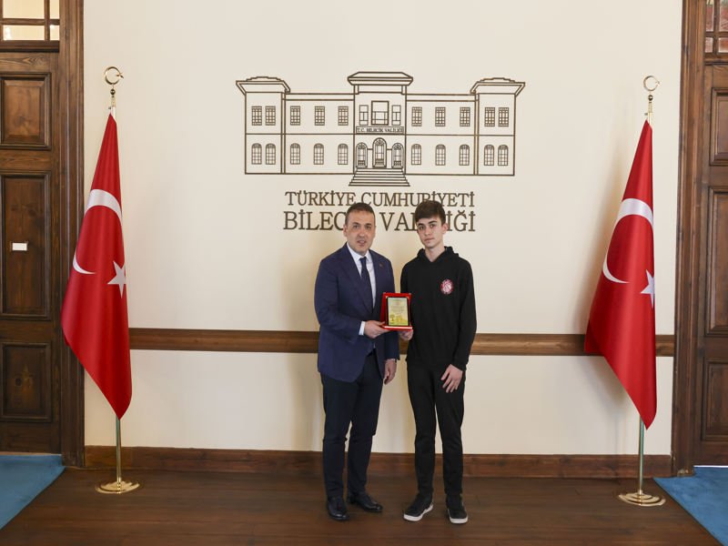 Bilecik Valisi Sözer, 62. Kütüphane Haftası Kapsamında "Yılın Okuru" Ödüllerini Takdim Etti - Görsel 4