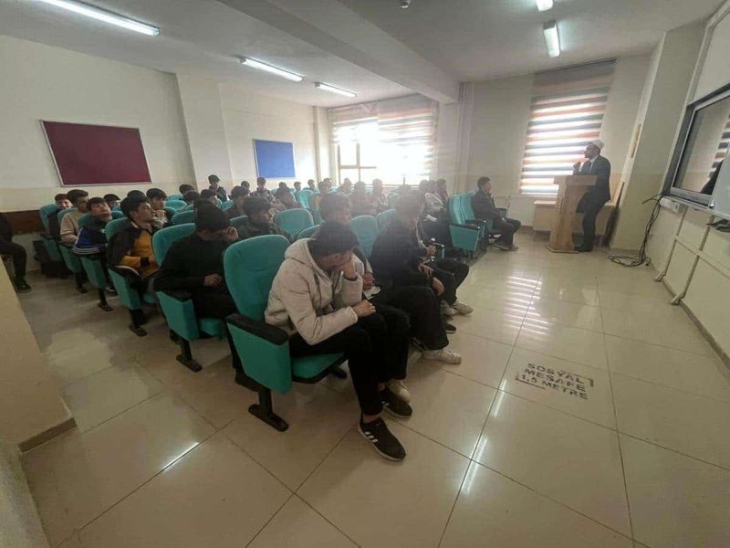 Hilvan'da 'En Değerli Sermaye: Gençlik' Konulu Seminerler Gerçekleştirildi - Görsel 2