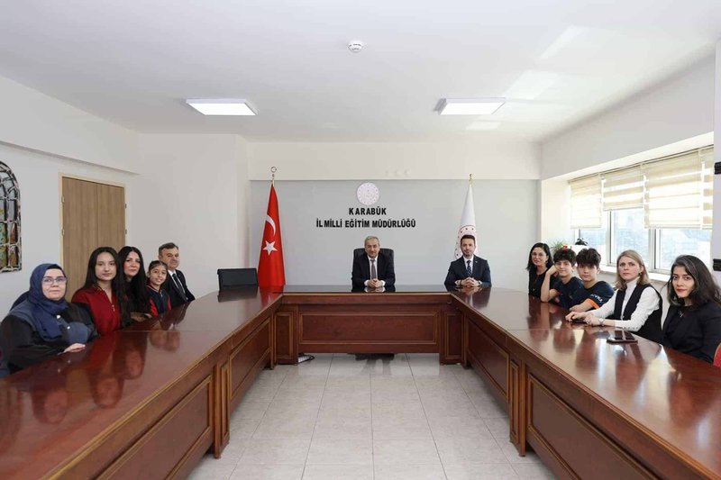 Karabük İl Milli Eğitim Müdürü Nevzat Akbaş, Başarılı Öğrenci ve Öğretmenleri Ağırladı - Görsel 2