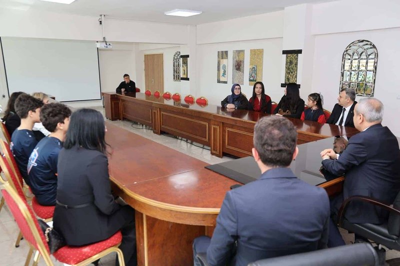 Karabük İl Milli Eğitim Müdürü Nevzat Akbaş, Başarılı Öğrenci ve Öğretmenleri Ağırladı - Görsel 3