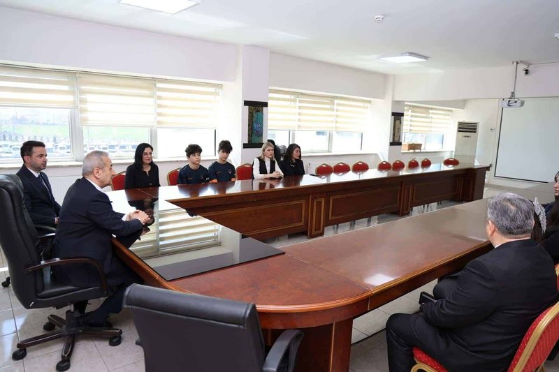 Karabük İl Milli Eğitim Müdürü Nevzat Akbaş, Başarılı Öğrenci ve Öğretmenleri Ağırladı - Görsel 4