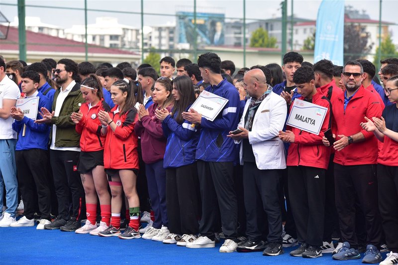 Osmaniye'de Okul Sporları Hokey Grup Birinciliği Başladı: 450 Sporcu Sahada - Görsel 4