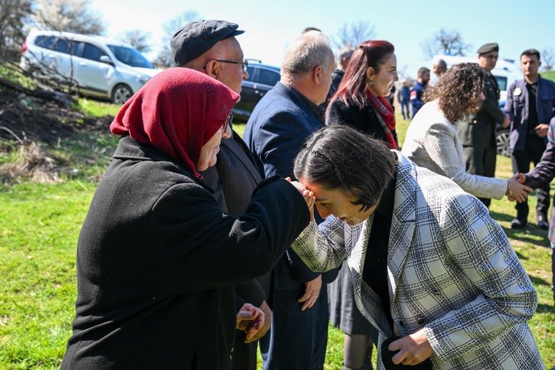 Vali Uğur Turan ve Eşi, Şehit Anıl Yalap'ı Kofçaz'da Andı - Görsel 2