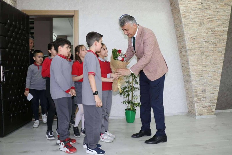 Amasya İl Milli Eğitim Müdürü'nden Zübeyde Hanım Üçler İlkokulu Öğrencilerine Ziyaret - Görsel 2