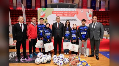 Adana'da Binlerce Öğrenciye Spor Malzemesi Dağıtıldı