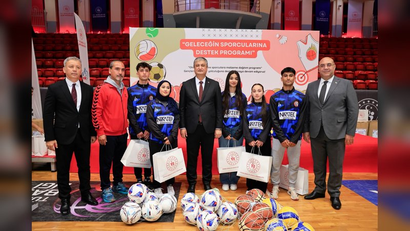 Adana'da Binlerce Öğrenciye Spor Malzemesi Dağıtıldı
