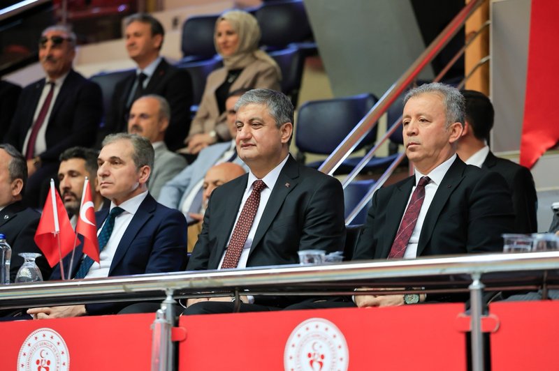 Adana'da Binlerce Öğrenciye Spor Malzemesi Dağıtıldı - Görsel 2