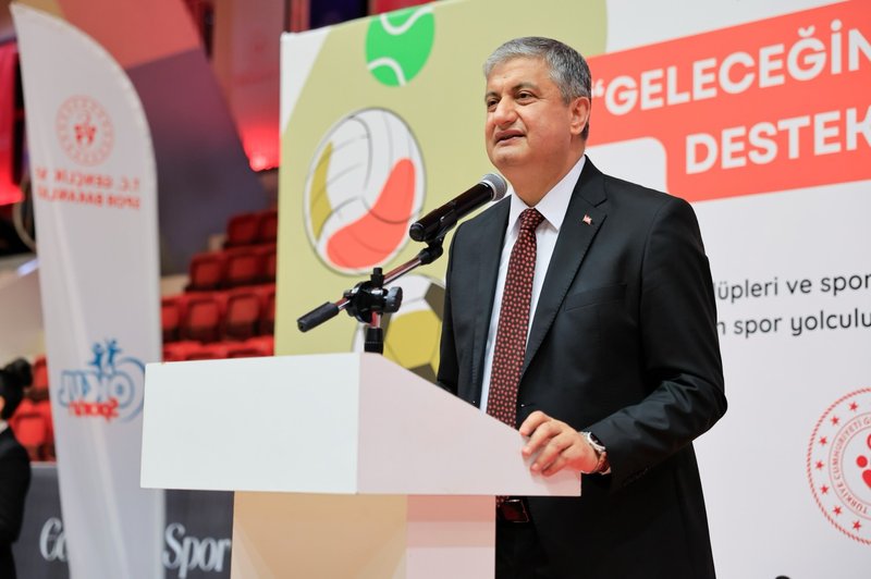 Adana'da Binlerce Öğrenciye Spor Malzemesi Dağıtıldı - Görsel 3