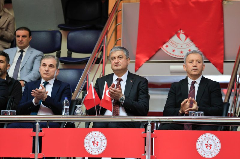 Adana'da Binlerce Öğrenciye Spor Malzemesi Dağıtıldı - Görsel 4